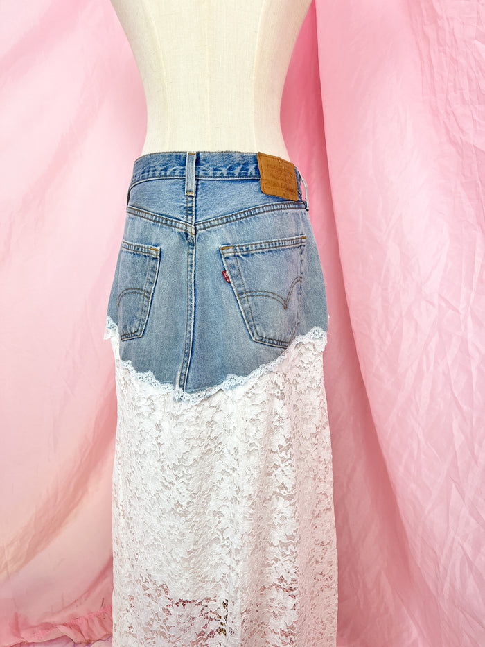 my white Levi‘s upcycling skirt