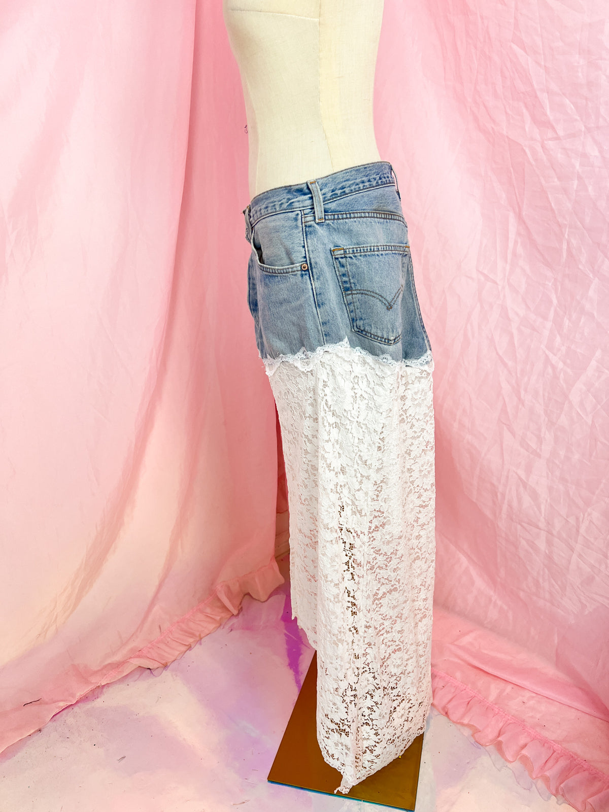 my white Levi‘s upcycling skirt