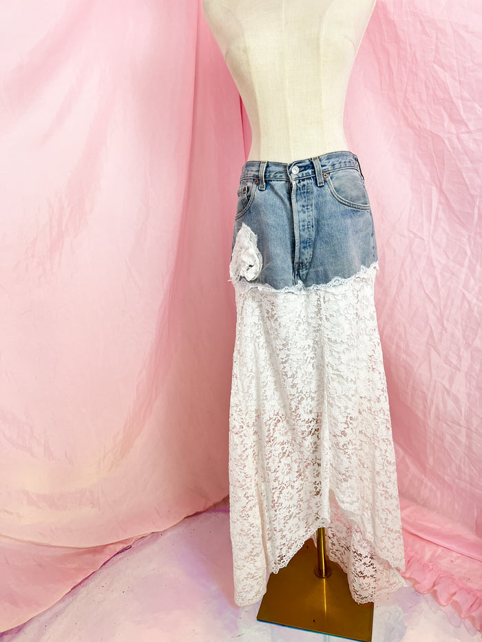 my white Levi‘s upcycling skirt