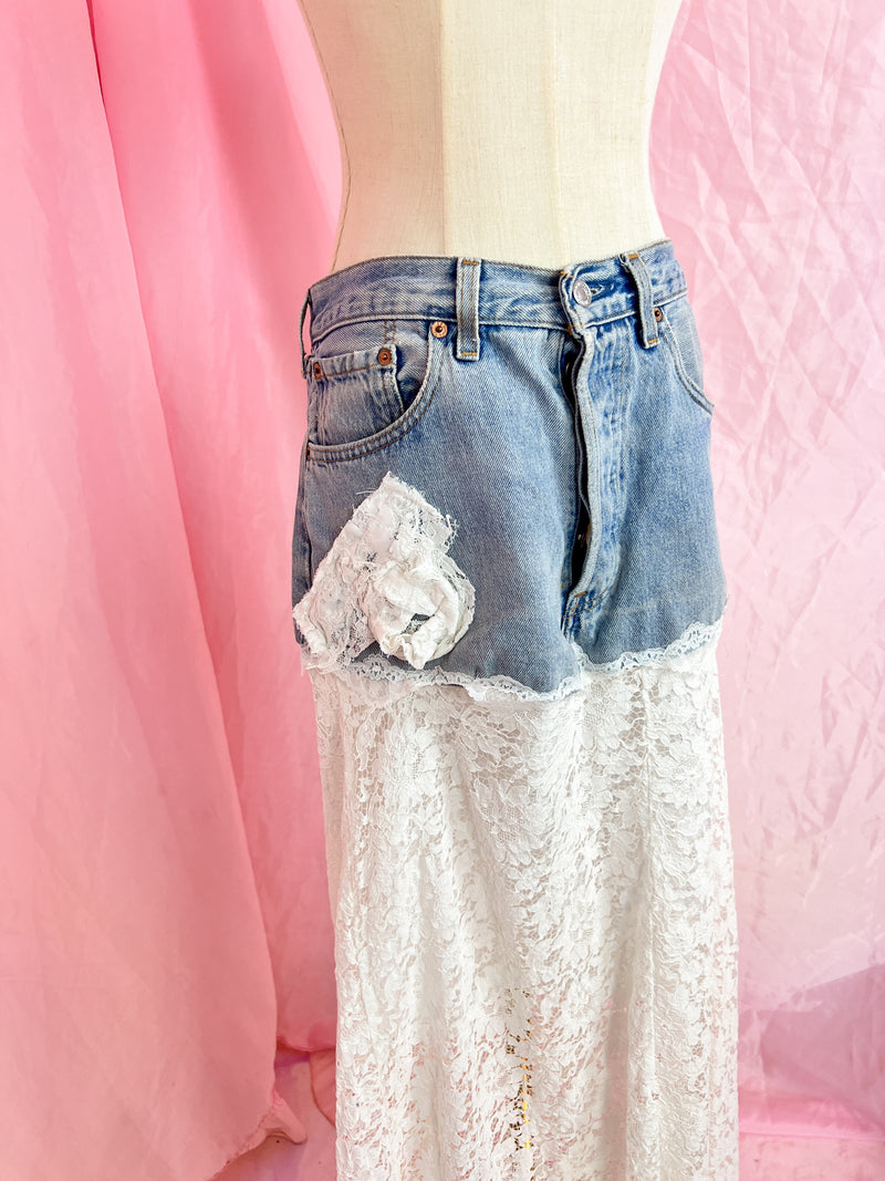 my white Levi‘s upcycling skirt